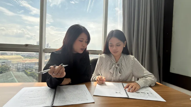 学習資料を確認するChloieとJuliana